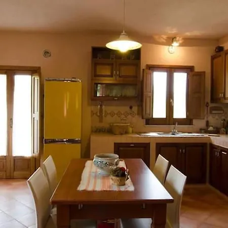 Charming House In With Jacuzzi בית נופש Decollatura