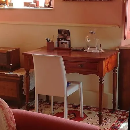 בית נופש Charming House In With Jacuzzi