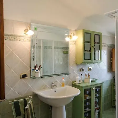 Semesterbostad Charming House In With Jacuzzi Decollatura