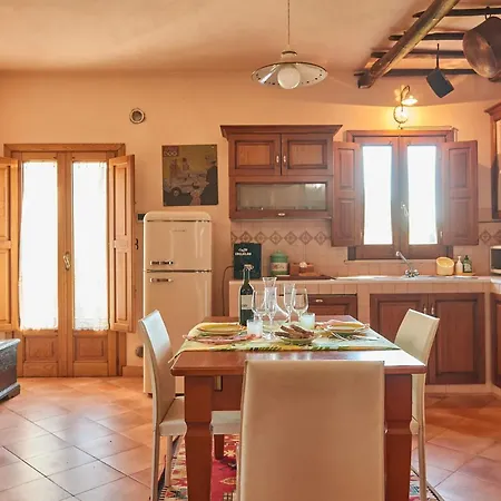 Semesterbostad Charming House In With Jacuzzi Decollatura