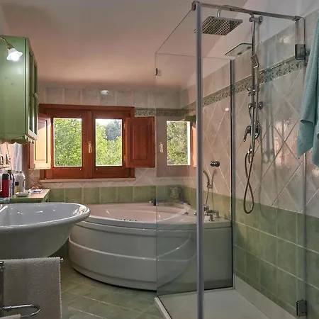 Semesterbostad Charming House In With Jacuzzi